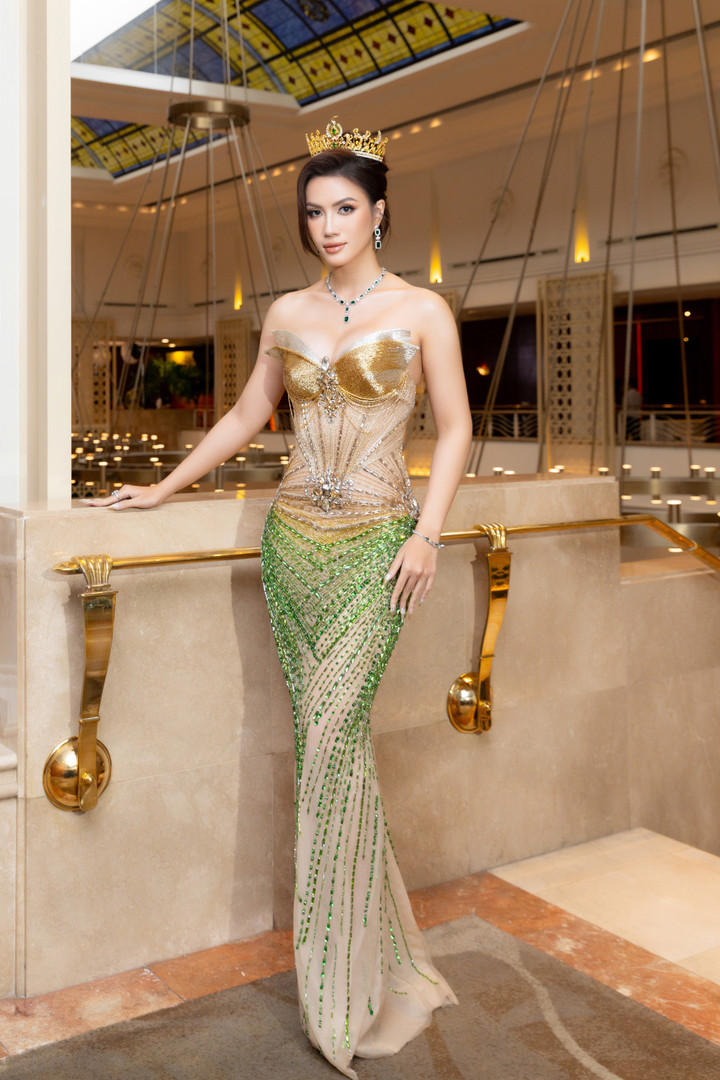 Á hậu 2 Miss Grand Vietnam 2023 Trương Quý Minh Nhàn mặc đầm nặng hơn 10 kg đính kết 5.000 viên đá và từng được Miss Grand International 2022 Isabella Menin diện trong khoảnh khắc khép lại nhiệm kỳ.