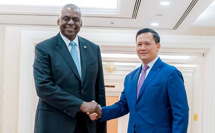 Bộ trưởng Quốc phòng Mỹ Lloyd Austin bắt tay Thủ tướng Campuchia Hun Manet.