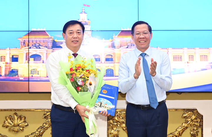 Ông Nguyễn Hoàng Hải nhận quyết định làm Giám đốc Sở Tài chính TP.HCM. (Ảnh: Việt Dũng)