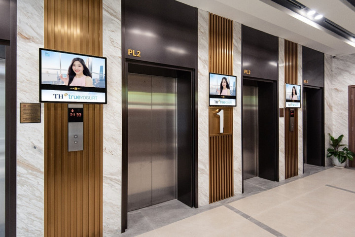 Hệ thống màn hình của Chicilon Media tại sảnh chờ tòa nhà.