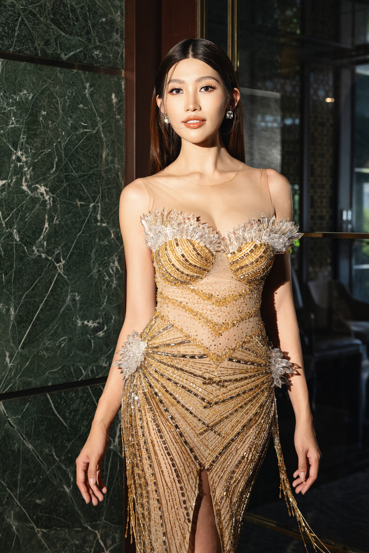 Á hậu 1 Miss Grand Việt Nam 2022 Chế Nguyễn Quỳnh Châu khoe vòng một đầy và đôi chân thon dài qua mẫu đầm cúp ngực, xẻ tà cao vút đính kim sa.