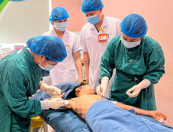 Trẻ bị bỏng nặng sau do điện cao thế giật.