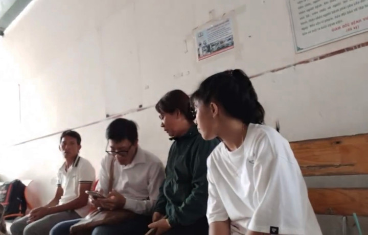 Người nhà nạn nhân tại bệnh viện.