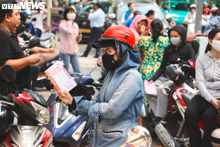 Phụ huynh đợi con trong thời gian làm thủ tục dự thi.