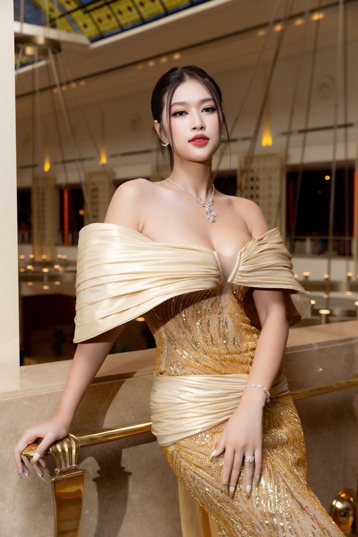 Hoa hậu Đoàn Thiên Ân diện chiếc đầm có phần vai thiết kế trễ nải, giúp cô tôn vòng một quyến rũ.