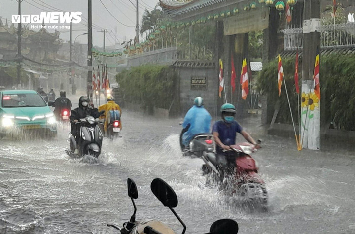 Thời tiết TP.HCM hôm nay 5/6 mây thay đổi, sáng đến trưa trời nắng nóng, về chiều có mưa rào.