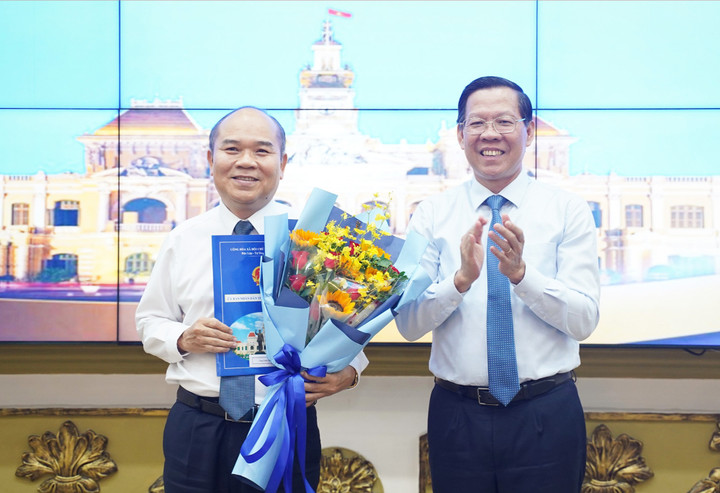 Chủ tịch UBND TP.HCM Phan Văn Mãi trao quyết định đến ông Trần Văn Bảy. (Ảnh: Thuận Văn)