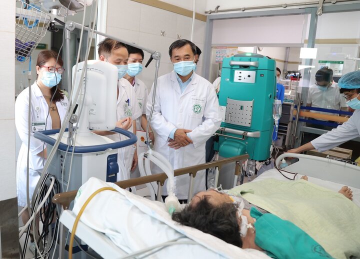 Thứ trưởng Trần Văn Thuấn thăm bệnh nhân 85 tuổi đang điều trị tại Trung tâm Hồi sức tích cực, Bệnh viện Bạch Mai.