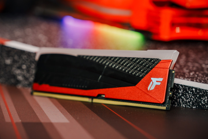 FURY Renegade DDR 5 có tạo hình và màu sắc lấy từ các mẫu xe Công thức 1.