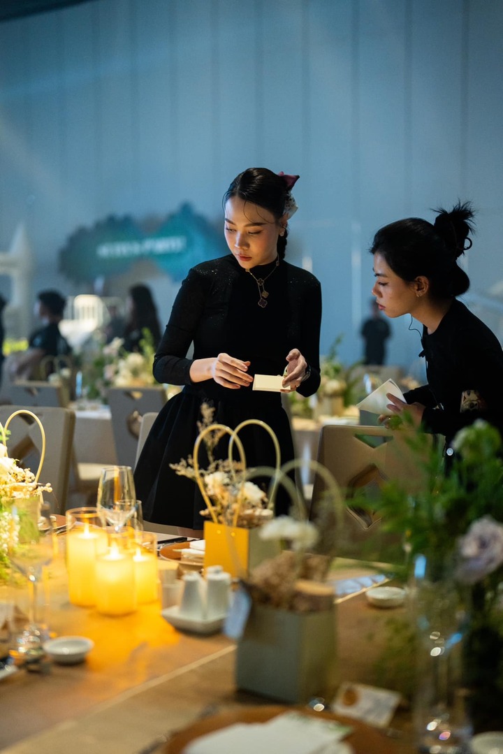 Để khách mời có được sự chỉn chu nhất, Đàm Thu Trang đã tự tay chuẩn bị cho bữa tiệc.