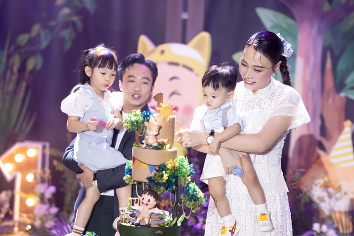 Cường Đô La cũng mong con trai sẽ trở thành chàng trai thực sự ấm áp, bản lĩnh, mạnh mẽ. "Ở đây, con có tình thương của ba mẹ, anh hai, chị ba, tất cả đều dành cho con những điều tốt đẹp nhất. Ba yêu con, yêu con rất nhiều. Con yêu của ba”, anh tâm sự.