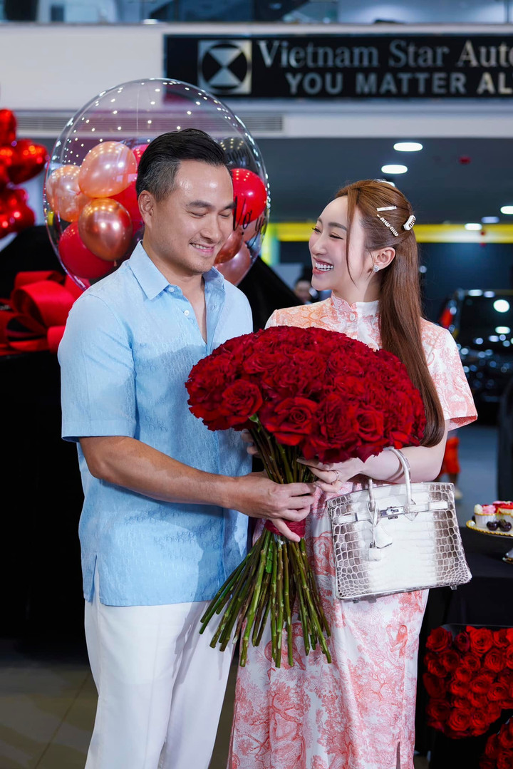 Cô còn gửi lời cảm ơn ngọt ngào tới ông xã: "Cảm ơn 2 món quà sinh nhật sớm 'to bự' của chồng yêu Chi Bảo. Lấy đúng người thì em mãi mãi không cần trưởng thành là có thật. Vậy là em yên tâm vỡ chum rồi. 3 mẹ con yêu ba nhất đời".