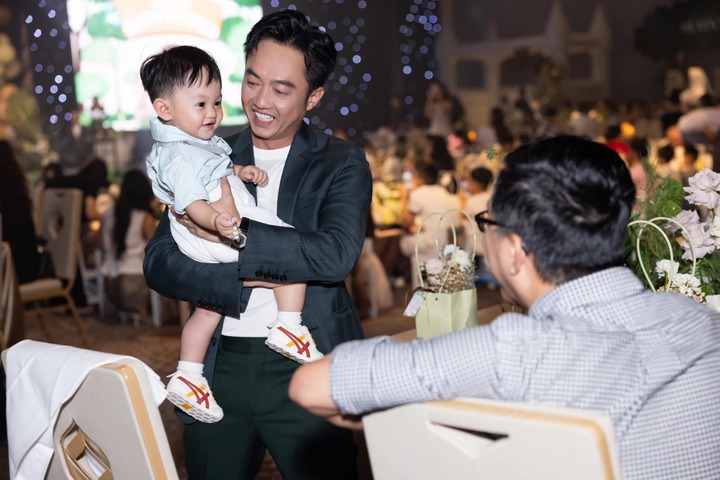 Sau khi Đàm Thu Trang sinh con, Cường Đô La hết mực yêu chiều vợ. Anh liên tục đăng tải hình ảnh mình tự tay chăm sóc và dành cho vợ những lời nói ngọt ngào, tình cảm. Dù công việc kinh doanh rất bận rộn nhưng doanh nhân không nề hà việc giúp chăm lo cho các con để vợ nghỉ ngơi.