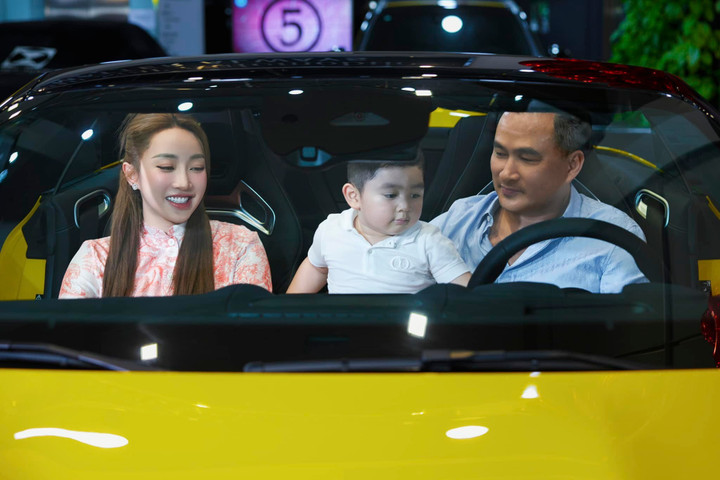 Con trai Gia Khang của hai vợ chồng thích thú khi được khám phá xe ô tô mới. Thuỳ Chang cũng cho biết cậu bé sống tình cảm và đang rất háo hức được đón em gái trong bụng mẹ chào đời.