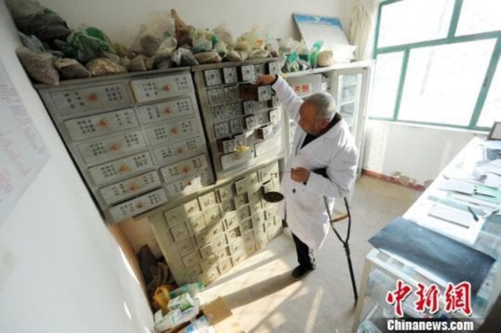 Sau khi mất một chân vì bệnh tật, Lí Thuyên Châu quyết tâm trở thành bác sĩ.