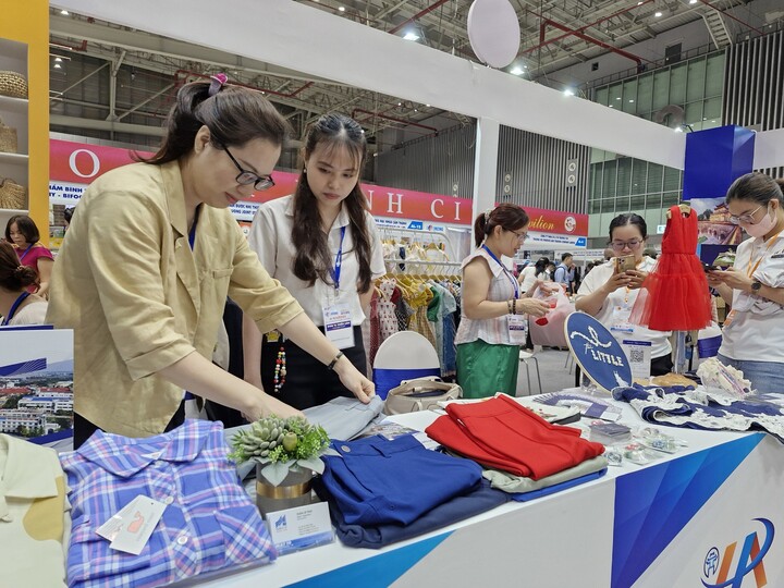 Dệt may, thực phẩm, đồ nội thất là nhóm hàng Việt được các nhà bán lẻ lớn trên thế giới tập trung tìm mua. (Ảnh: H. Linh)