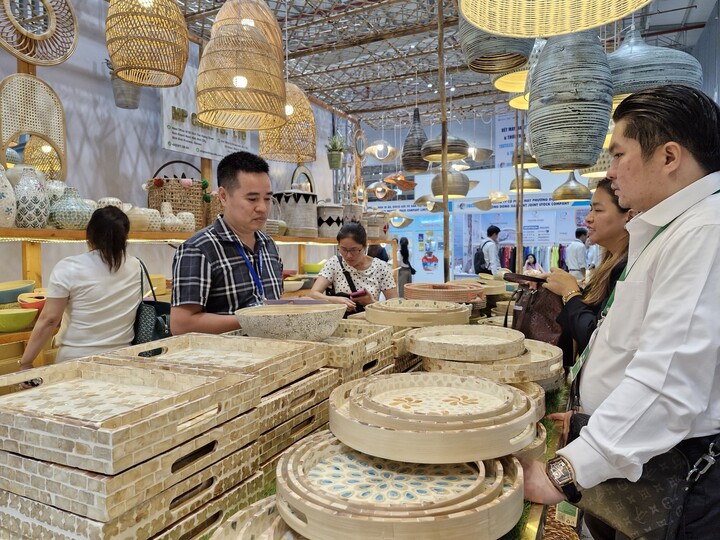 Các sản phẩm trang trí nội thất thông minh của Việt Nam luôn được người tiêu dùng trong và ngoài nước quan tâm. (Ảnh: H. Linh)