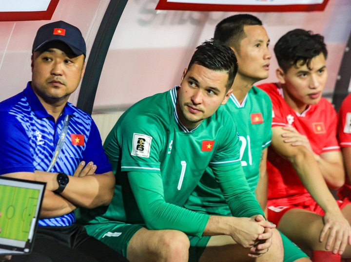 Nguyễn Filip mất vị trí về tay Đặng Văn Lâm.