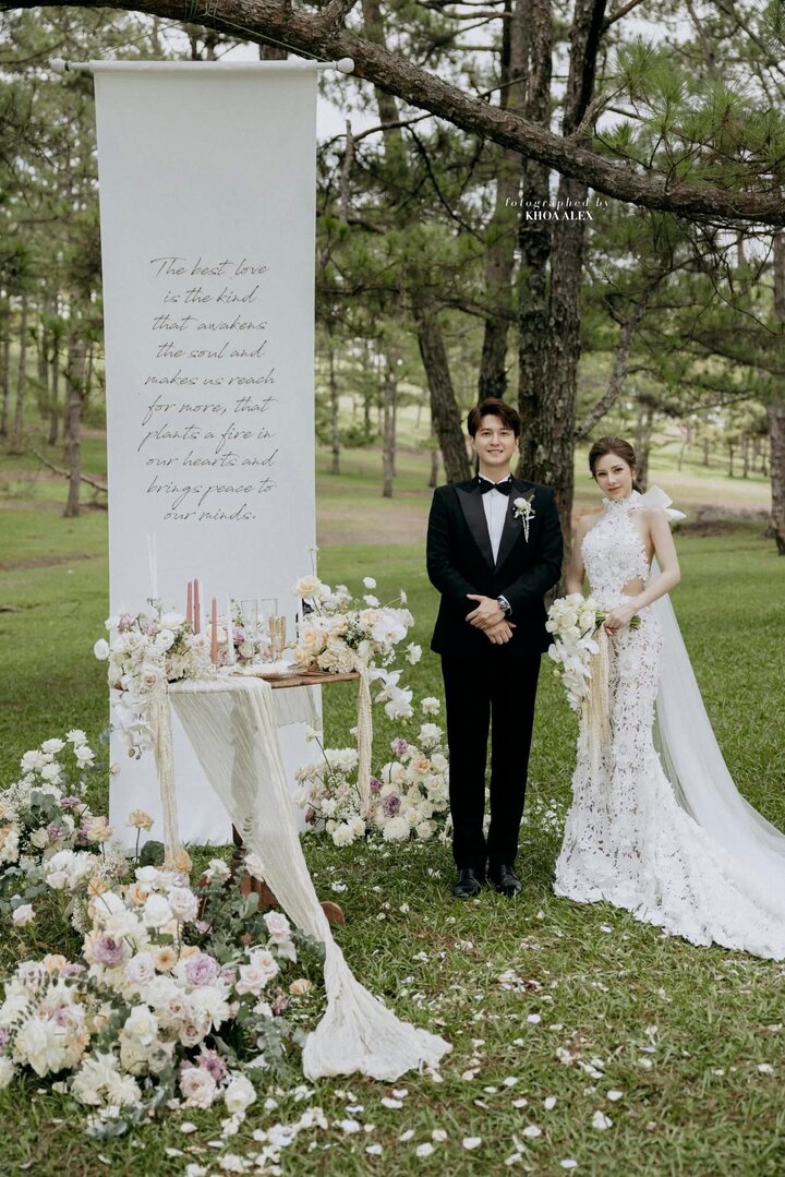 Huỳnh Anh và MC Bạch Lan Phương công khai chuyện tình cảm từ cuối tháng 11/2020. Vì hơn Huỳnh Anh 6 tuổi, lại từng trải qua cuộc hôn nhân đổ vỡ và có cô con gái riêng, cặp đôi đã gặp nhiều hoài nghi trong suốt thời gian hẹn hò. Tuy nhiên, năm 2024, cặp đôi quyết định kết hôn và tổ chức đám cưới để đánh dấu bước tiến mới trong mối quan hệ.