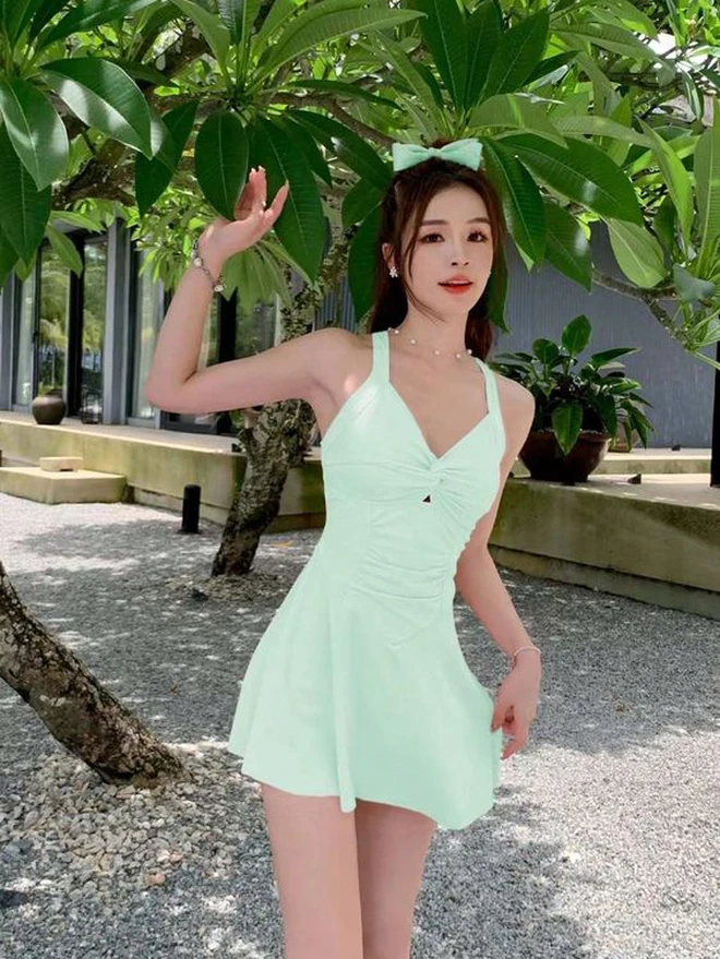 Váy tắm còn có nhiều kiểu dáng và màu sắc cho bạn lựa chọn.
