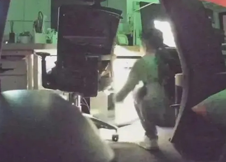 Hành động trộm cắp của Tang được camera công ty ghi lại.