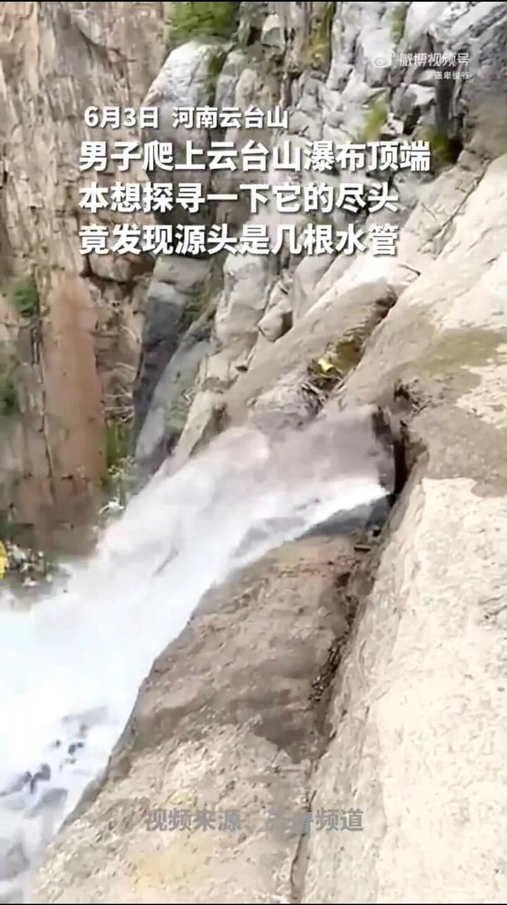 Đường ống nước được giải thích là để đảm bảo lượng nước cho thác Vân Đài trong mùa khô. (Ảnh chụp màn hình)
