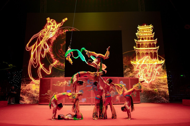 Tháng 6 này, cư dân và du khách sẽ được thưởng thức show xiếc quốc tế “Journey to the Wonderland” mỗi ngày.