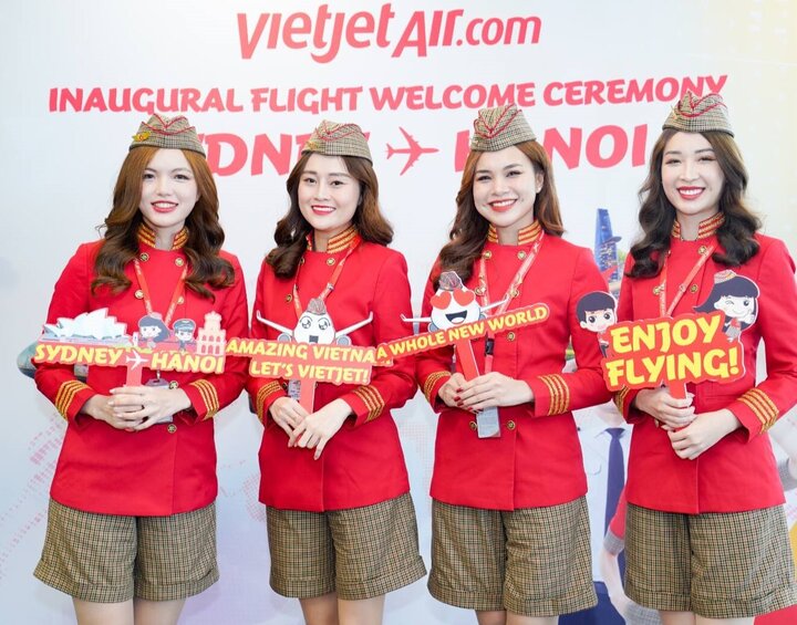 Các tiếp viên hàng không Vietjet xinh đẹp, rạng rỡ chào đón hành khách trên đường bay mới Sydney - Hà Nội.