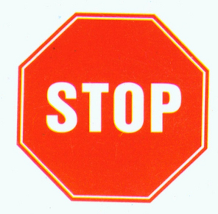 Biển báo dừng lại có hình lục giác đều, nền màu đỏ, viền và chữ “STOP” bên trong màu trắng.