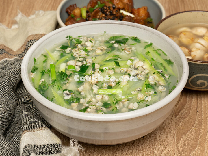 Canh hến nấu bầu.