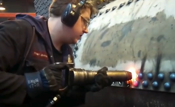 Quy trình chế tạo máy bay chiến đấu mất nhiều thời gian do công đoạn tán đinh rất phức tạp.