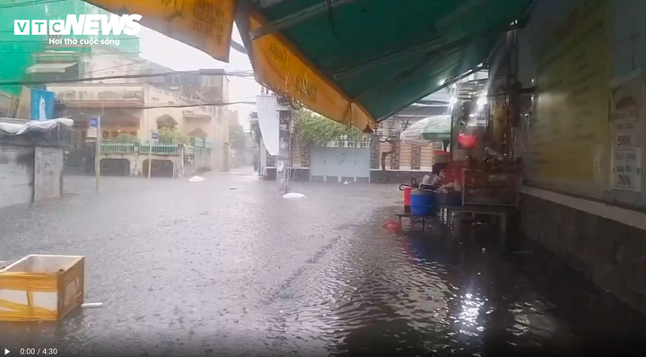 Khu vực quanh chợ Thủ Đức chìm trong biển nước.