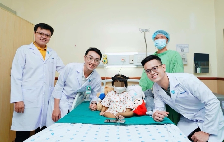 Các bác sĩ chụp ảnh cùng bé gái 22 tháng tuổi được ghép gan tại Bệnh viện Đại học Y Dược TP.HCM. (Ảnh: BVCC)