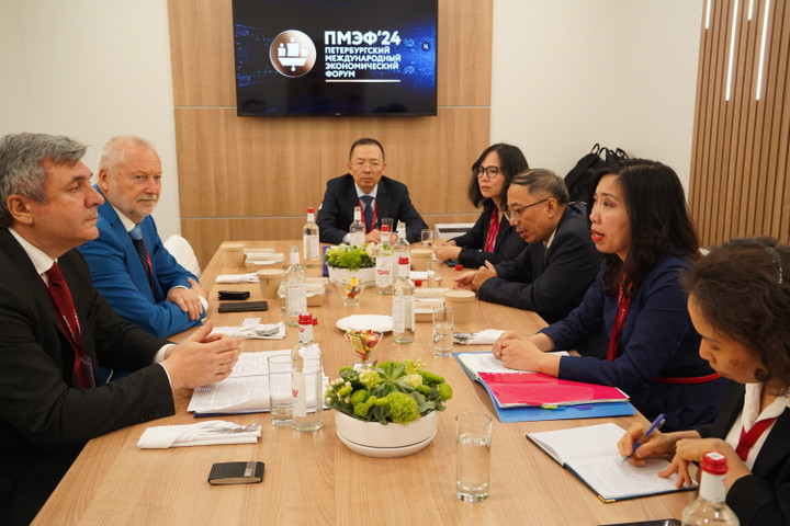 Trong khuôn khổ tham dự Diễn đàn Kinh tế quốc tế Saint-Petersburg lần thứ 27 (SPIEF 27) tại Liên bang Nga, đoàn Việt Nam có các cuộc gặp và làm việc với các quan chức và doanh nghiệp Nga.