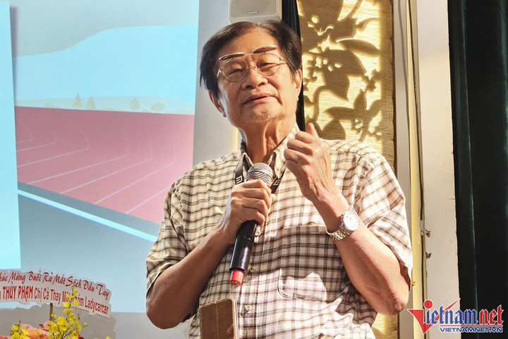 Dương Thụ tại chuỗi chương trình "Salon Văn hoá Cà phê thứ Bảy".