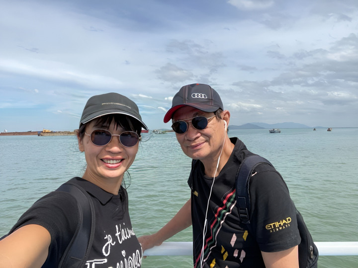 Vợ chồng nhạc sĩ gạo cội trong những chuyến đi. Ảnh: FBNV