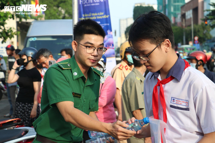 Thời tiết TP.HCM hôm nay 7/6, mây thay đổi, từ sáng đến trưa trời nắng nóng mạnh, về chiều tối có mưa rào và dông rải rác.