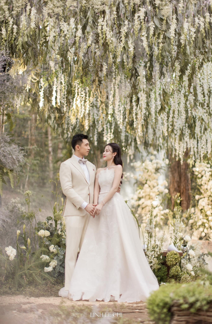 Người đẹp cho biết, cô vốn muốn giữ lại những bức ảnh này để trưng bày trong đám cưới sắp tới, song vì nhiều hình ảnh đã bị rò rỉ, không muốn gây ra thông tin sai lệch nên nữ diễn viên quyết định chia sẻ luôn.