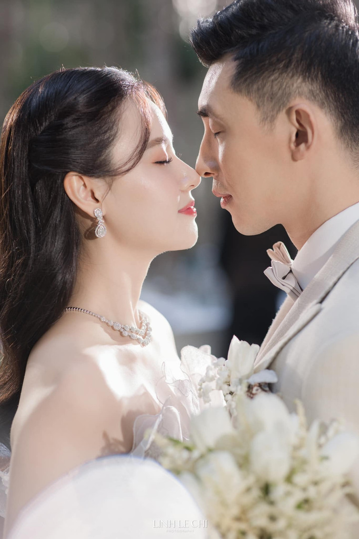 Trước đó, Midu cũng chia sẻ loạt ảnh cưới được chụp tại Paris, Pháp. Nhắc tới chồng sắp cưới, Midu xem anh là định mệnh, là "một người thuộc về mình". Được biết, sau tiệc cưới bí mật, Midu và chồng trẻ sẽ tổ chức hôn lễ vào ngày 29/6 tới.