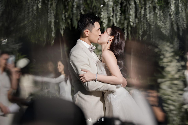 Chồng sắp cưới của Midu từng tốt nghiệp Đại học Virginia (Mỹ) và Đại học California, Berkeley (Mỹ) với bằng thạc sĩ Quản trị Kinh doanh. Tính đến thời điểm hiện tại, Minh Đạt đã có 8 năm giữ chức vụ giám đốc vận hành chi nhánh tại Mỹ của công ty gia đình.