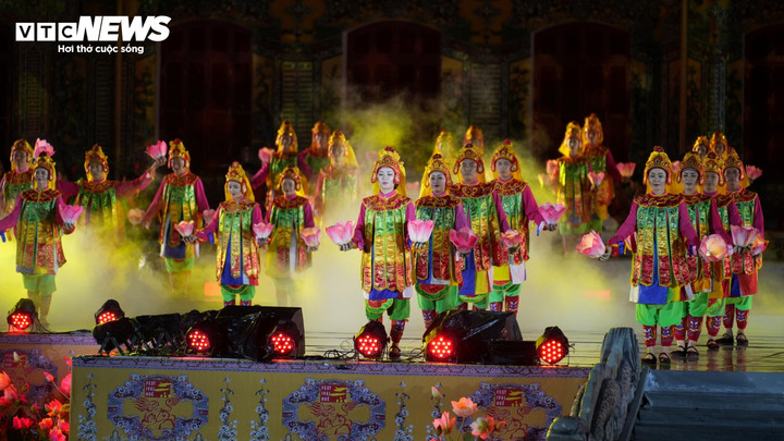 Lễ khai mạc với chủ để "Rạng rỡ ngàn sau" với nhiều chương trình nghệ thuật đặc sắc. (Ảnh: Ngọc Huế)