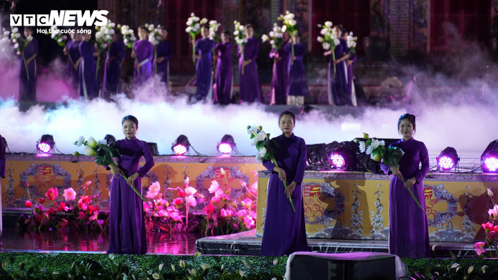 Mặc dù thời tiết không thuận lợi nhưng các diễn viên, nghệ sĩ vẫn hoàn thành tốt nhiệm vụ góp phần vào thành công của buổi khai mạc Tuần lễ Festival nghệ thuật quốc tế Huế 2024. (Ảnh: Ngọc Hiếu)