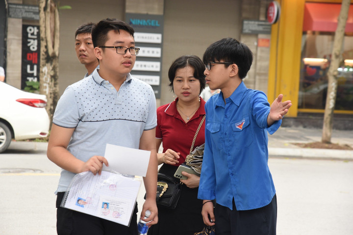 Học sinh Hà Nội bước vào môn thi đầu tiên kỳ tuyển sinh lớp 10 THPT