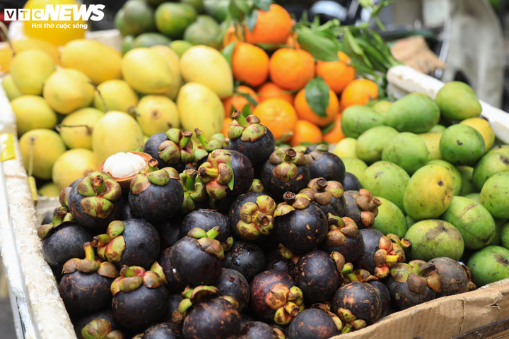 Người Hà Nội sắm Tết Đoan Ngọ, thị trường sôi động, giá vẫn bình ổn - 1