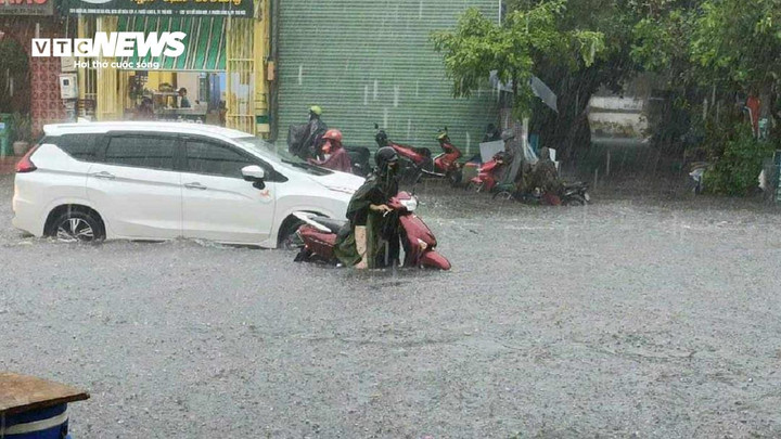 Nhiều xe bị chết máy khi qua đường Đỗ Xuân Hợp.