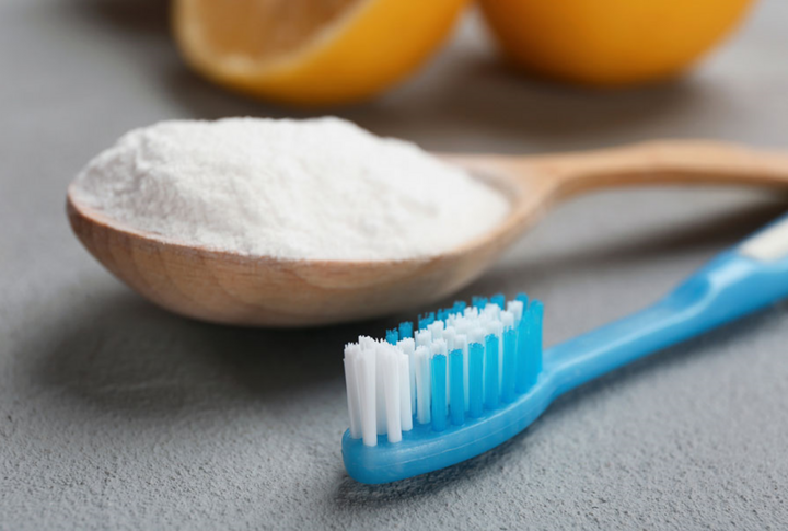 Trộn muối với kem đánh răng mang lại nhiều công dụng cho cuộc sống (Ảnh: oldmtpleasantdentistry)