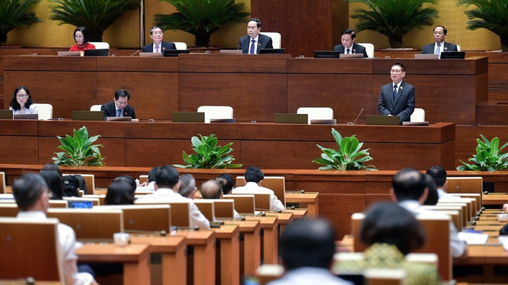 Quốc hội thảo luận ở hội trường về phê chuẩn quyết toán ngân sách nhà nước năm 2022.