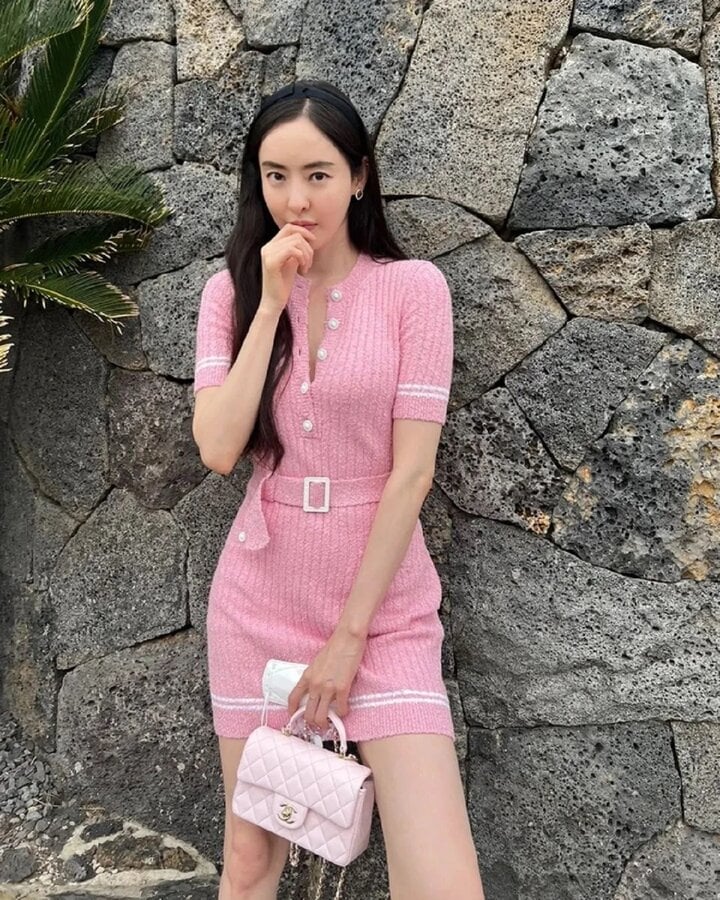 Những set đồ với màu sắc pastel "kẹo ngọt" sẽ phù hợp với các cô gái yêu thích vẻ đẹp mộng mơ, nhẹ nhàng của thời trang Hàn Quốc trong mùa hè này.