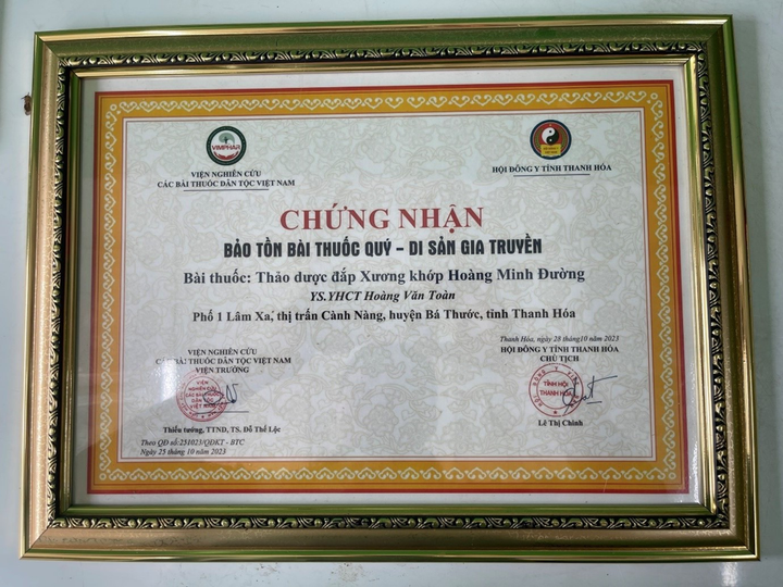 Bài thuốc thảo dược đắp xương khớp Hoàng Minh Đường của YS.YHCT, lương y Hoàng Văn Toàn đã được chứng nhận.