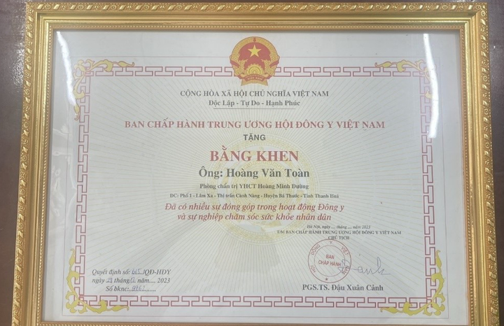 Bằng khen của lương y Hoàng Văn Toàn cùng Phòng chẩn trị YHCT Hoàng Minh Đường được vinh danh.